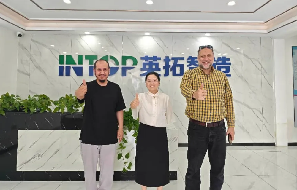 Cliente saudita visita a Intop Machinery para planejar linha de produção de bebidas carbonatadas